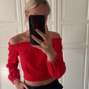 Röd off shoulder topp - Röd somrig  off shoulder topp från H&M, använd ett fåtal gånger❣️