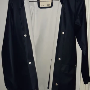 Regn jacka - Säljer en regn jacka I stl 150/160 i marinblå färg ifrån lager 157 köpt för 400 kr säljer för 100 kr