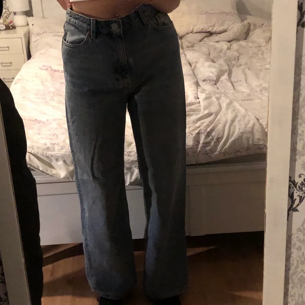 Jeans från monki i strl 27, använda ett fåtal gånger, säljes pga för stora för mig och inte kommer till användning, betalning sker via swish. Jeans & Byxor.