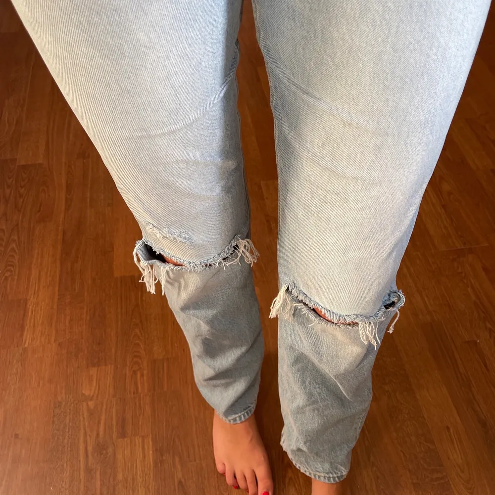 Jeans från zara med hål på knäna, är 173 och de nuddar nästan precis marken! ❤️. Jeans & Byxor.
