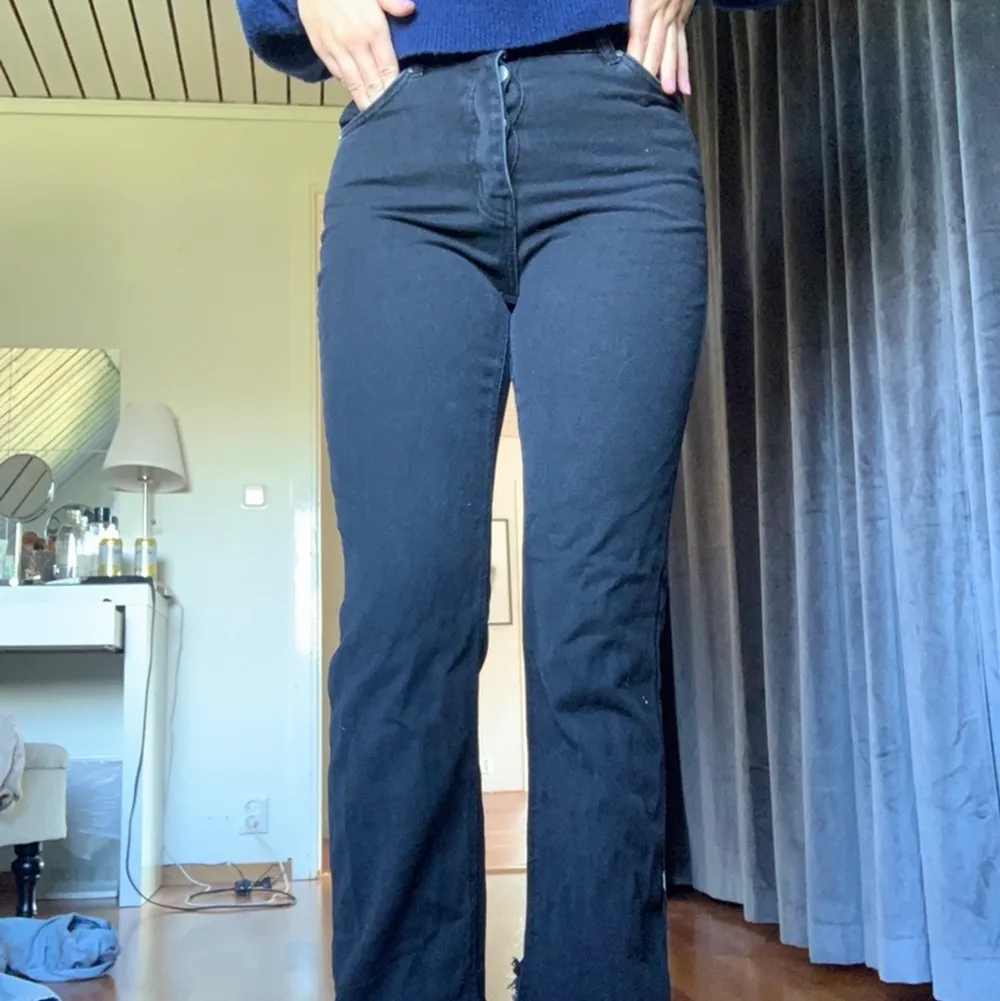 Snygga raka jeans med slitz (som var där när dem köptes) från Hanna schönbergs kollektion med NA-KD, säljs pga de inte kommer till användning, bra längd på mig som är 168. Jeans & Byxor.