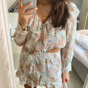 Blommigt set, Zara - Superfint blommigt set från Zara, perfekt till festliga tillfällen. Går att bära separat och tillsammans som på bilden💗