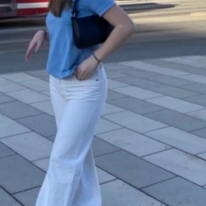 Vita jeans  - Ett par vita jeans som inte kommer till användning men 