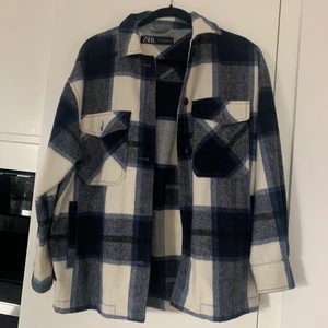 Zara rutig jacka - Jacka från Zara, aldrig andvänd endast testas. Nypris 549kr. Kan mötas upp i stockholm annars står köparen för frakten