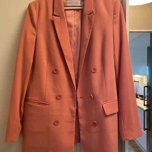 Rosa kavaj  - Köpt från In Wear och endast använd ett fåtal gånger. Storlek 38 men passar även 36