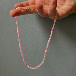 Pärlhalsband - Pärlhalsband i flera olika fina färger med guldkedja. 30kr+12kr frakt✨Jag kan skicka flera i samma paket😆  om flera blir intresserad så går den till högst bud!