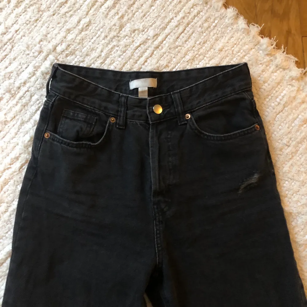 Högmidjade jeans från h&m, knappt använda! ✨. Jeans & Byxor.