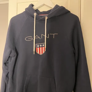 Gant hoodie  - Gant Hoodie i M, använd fåtal gånger. Som i nytt skick, säljer för att den aldrig kommer till användning längre.