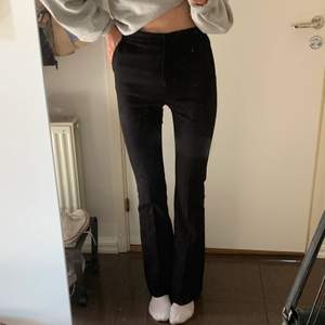 Kostymbyxor från Zara i strl Xs. De är långa i benen, jag är 181 cm och de når precis marken. Aldrig använda med lappar kvar. Nypris 399💘💘 Köpare står för frakt📦