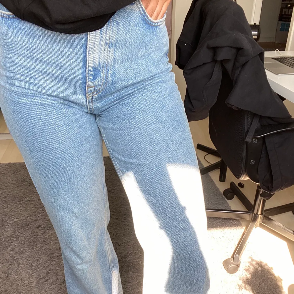 (Bild 1 lånad från hemsida) Zara 90s Full Length i storlek 38, slutsålda hos Zara. De är i ett bra skick och inga skavanker. Frkat tillkommet 66kr spårbart, övriga frågor skicka gärna!. Jeans & Byxor.