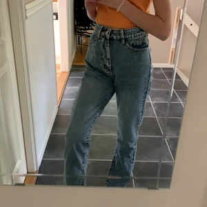 Blåa jeans i Strl xs - Ett par väldigt snygga jeans som är i storlek xs, dem har en väldigt fin detalj vid foten och passar väldigt bra, dem här är aldrig använda och bara legat i min garderob från när jag köpte dem. Tipsar stort!