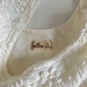 Hollister crop top - En superfin crop top från Hollister i fint skick! Knappt använd eller tvättad. Den är stretchig och har genomskinliga ärmar i spets (se bild 3)! Priset är inklusive frakt <3