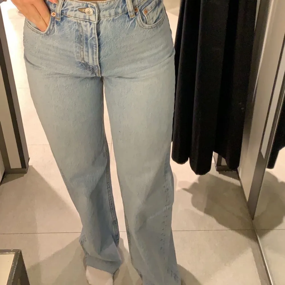 Säljer dessa populära ZARA jeans, endast prövade, aldrig använda. Köparen står för frakten vilket är 66kr. Budgivning . Jeans & Byxor.