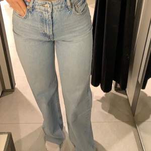 Säljer dessa populära ZARA jeans, endast prövade, aldrig använda. Köparen står för frakten vilket är 66kr. Budgivning 