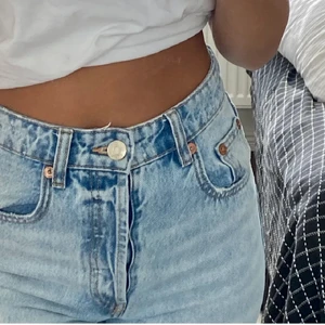 Zara Jeans  - Jeans från Zara storlek 32 . De är helt slutsålda på hemsidan. Kan mötas upp i Halmstad eller frakta men köpare står för frakt. Vid mycket intresse buda i kommentarerna 💗 fråga vid intresse 
