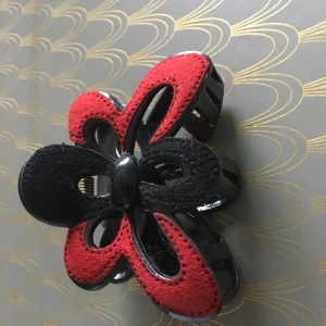 Hårklämma. - Fin hårklämma i rött och svart