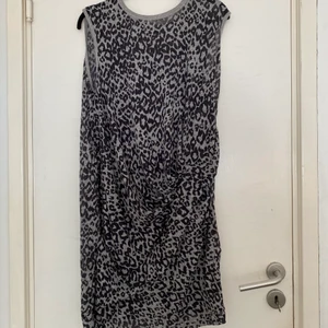 By Malene Birger Klänning - Så fint kortklänning från By Malene Birger. Nypris runt 2000kr. Skriv om du har fler frågor eller om du vill se fler bilder :)  