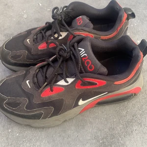 Nike air Max 200  - Har haft dessa ungefär 6 månader har andvänt dom lite då och då. Annars är det bra skick på skorna. Nypris på dess skor är 1245kr. Skulle nog passa perfekt för nån som har storlek 41. Kartong finns men ej kvitto.