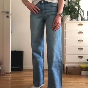 Vida/raka jeans från dr Denim - Ljusblå vida/raka jeans från dr denim i storlek 27/32 men skulle säga att dom är mer som 26, är cirka 82,5 cm runt om i midjan. Går ner till fötterna på mig som är 175 cm . Är endast använda ett fåtal gånger pga att dom inte passar mig. Köparen står för frakten o buda i kommentarerna 