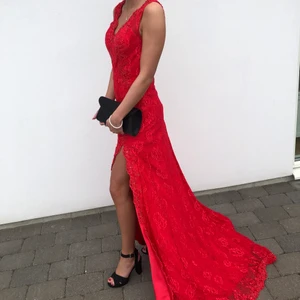 Balklänning - Säljer nu min röda balklänning i storlek XS/S. Endast använd 1 gång & köpt på Aninas i Helsingborg! Nypris: 7000kr. Pris kan diskuteras!