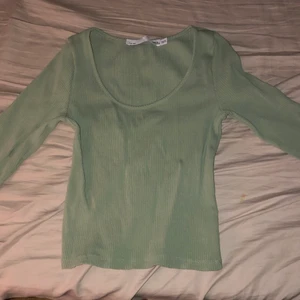 Dress (strl S) - Grön dress från lager 157. Använd bara några gånger, i mycket bra skick. Tröjans storlek är xs/s och byxorna är i storlek M. Stretchigt material! Byxorna är perfekt långa på mig och jag är ca 170cm lång.