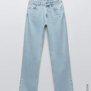 Säljer dessa mid rise jeans från Zara, full lenght med slits nertill då jag tycker att dom var lite för stora för mig storlek 38 men skulle nog också passa en storlek 36. Endast använda 1 gång så i väldigt bra skick!😊 priset är inklusive frakt!