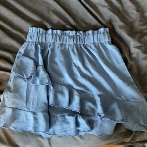 Gammelblå kjol - Säljer denna kjolen som är köpt på Shein då den är lite för kort för mig som är 170 cm. Den är knappt använd och är därför som ny. Säljer den för 70 kr + frakt 🤍