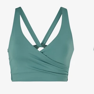 Röhnisch sport bh - Superfin grön sport bh från Röhnisch! Går att använda som topp också då den går ner en bit på magen. Endast använd 2 gånger men jag måste sälja då den är för liten för mig! Nypris 499kr! 