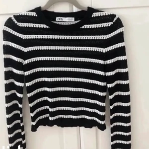 Randig tröja från zara - Säljer denna populära tröjan från zara💗 Buda ELLER köp direkt för 360kr                      HÖGSTA BUD:320kr