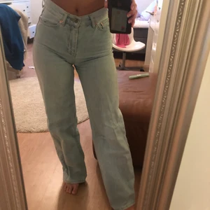Ljusblå mid waist vida jeans - Ljusblå jeans från junkyard, strl 25 som tyvärr blivit för små för mig i låren:// På mig sitter de mid waist men drar man upp dem mer sitter de high waist. Vida och långa i benen. Jag är 165 (korta ben) och på mig är de ganska långa. Mycket bra kvalitet!! Passar er som brukar ha 30 eller 32 längd i byxor. 