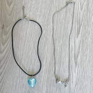 Ett halsband med ljusblå hjärta i glas/sten och ett halsband med ”love” med pärla och sten. 5:- /STYCK plus frakt 12:- 💌