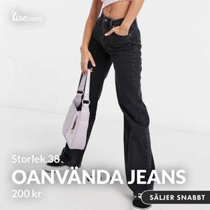 Helt oanvända jeans (de kom hem idag), från ASOS! As snygga men tyvärr för små för mig. Jag kan inte lämna tillbaka dem så jag säljer dem nu! Frakten ingår ej och dem skickas i de paketet jag fick dem i! Vid en snabb och smidig affär kan jag posta dem redan imon eftermiddag!🥰