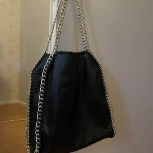 Stella McCartney inspirerad väska - Väska från tiamo i den största modellen, inspirerad av den populära Stella McCartney väskan. Väskan är i toppenskick då den knappt kommit till användning💛