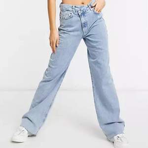 Säljer dessa jätte fina jeans från zalando som är helt oanvända, då de är för långa för mig. Köpta för 300kr för ca 1 månad sen, köparen står för frakten!