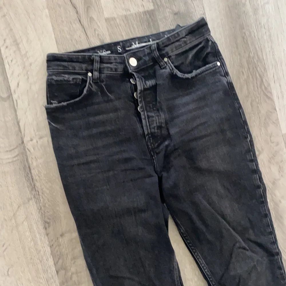 Fina Bik Bok jeans, stl S med slita fram . Jeans & Byxor.