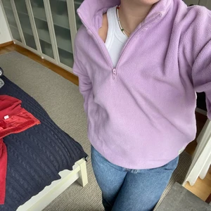 Lila fleece  - Säljer min så fina men också väldigt mysiga fleecetröja då den tyvärr inte kommer till användning så ofta. Köpt på Zaras barnavdelning men passar bra på mig som vanligtvis när S