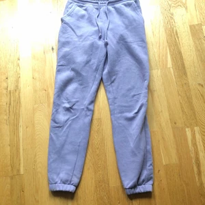 Lila Mjukisbyxor - Lila mjukisbyxor från H&M! Dem har lite mer lila färg i verkligheten, strl s 
