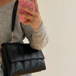 Zara väska - Superfin väska från Zara i nyskick, säljer då jag inte använt den alls. Prislapp samt påse finns kvar! 30x20cm i strl, står M på prislappen. Nypris 400kr, säljer för 300kr exkl frakt. 