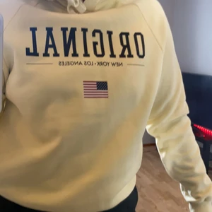Gul Hoodie  - Gul hoodie med text på framsidan, tröjan är från GinaTricot och är strl L
