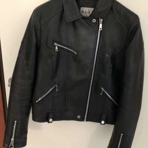 Skinnjacka NA-KD storlek 38 - Använd skick finns lite små skador , och hittar inte bältet till, inte äkta skinn