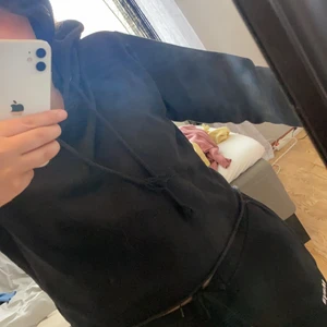 Croppad hoodie - Säljer en croppad hoodie med text på vänstra armen där det står ”squad” strl L från bikbok, hör av dig om du har någon fråga😇