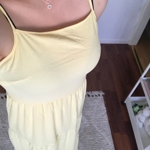 Gul sommarklänning  - Fantastiskt vacker sommarklänning, lång 