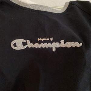 Thrifted långärmad tröja från Champion! Står att det är en L men skulle säga att den är liten i storleken så mer en M 💘 