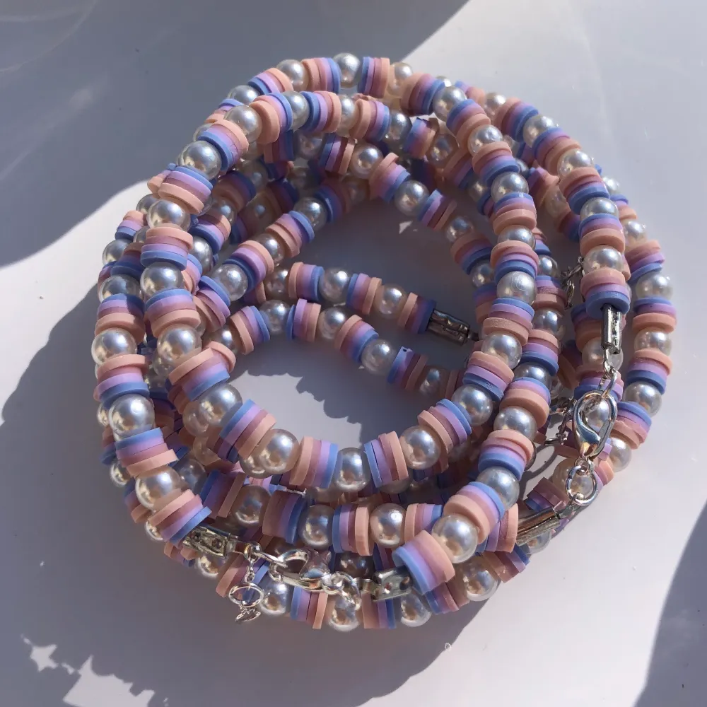 Superfint handgjort halsband i en lila kombination, finns tre stycken. Förslutning bak i silverfärg med lås och tre ringöglor för justering. 🍭🍭🍭. Accessoarer.