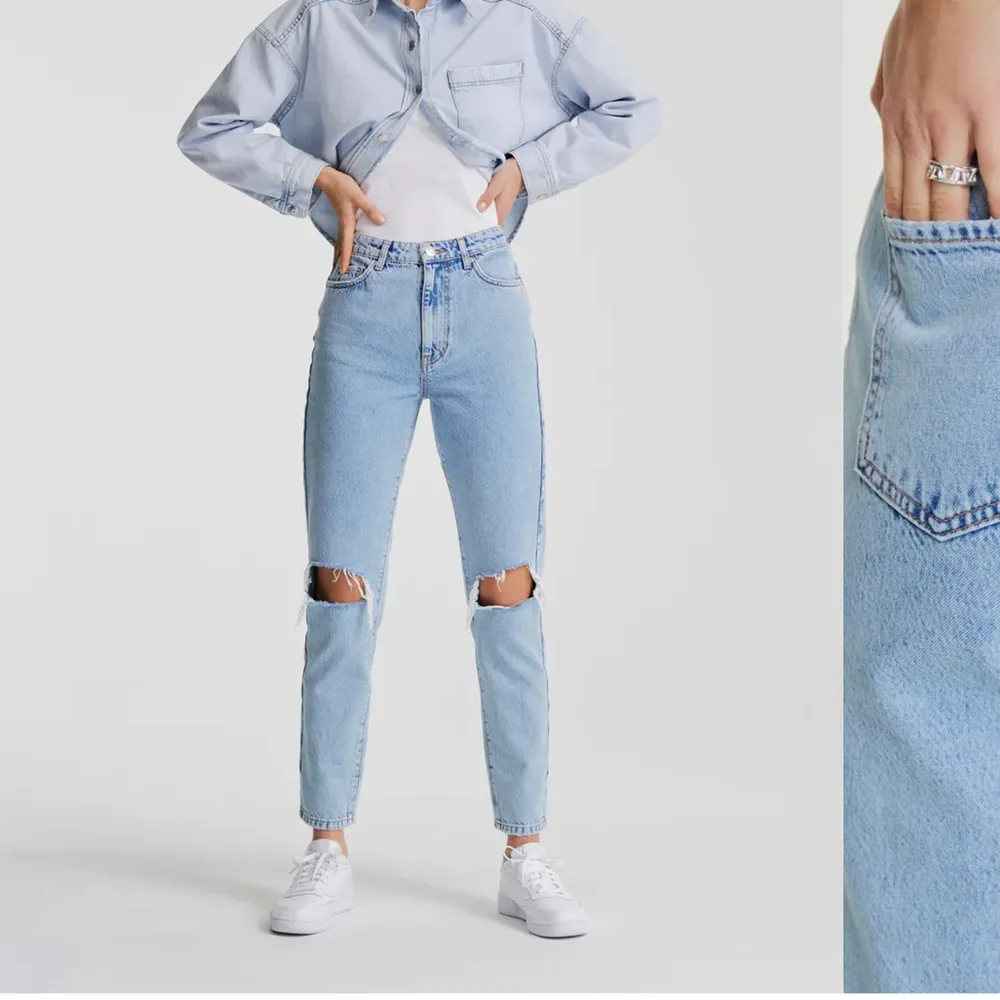 Säljer ett par blåa jeans med hål i knäna ifrån Gina Tricot i storlek 36. Dom är köpta för ett tag sedan, men bara använda en gång, så dom är i ny skick💕 Hör av dig vid funderingar. Jeans & Byxor.