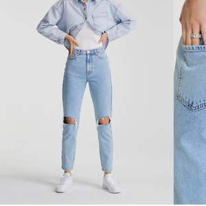 Säljer ett par blåa jeans med hål i knäna ifrån Gina Tricot i storlek 36. Dom är köpta för ett tag sedan, men bara använda en gång, så dom är i ny skick💕 Hör av dig vid funderingar