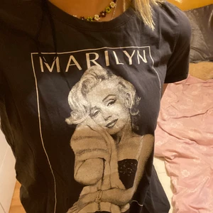 Tshirt - Retro T-shirt från hm med gudinnan själv som tryck🕊🦋❤️ kommer aldrig till användning längre så någon annan kanske kan finna lycka i den🤷🏼‍♀️ frakt tillkommer