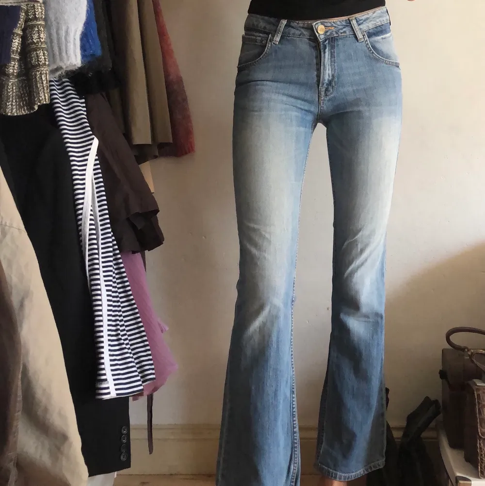 Lee jeans från 90-talet som tyvärr är för korta på mig. De är i väldigt bra skick. Jag är en 181 och byxorna är storlek W28 L33. Priset går att diskutera;)). Jeans & Byxor.