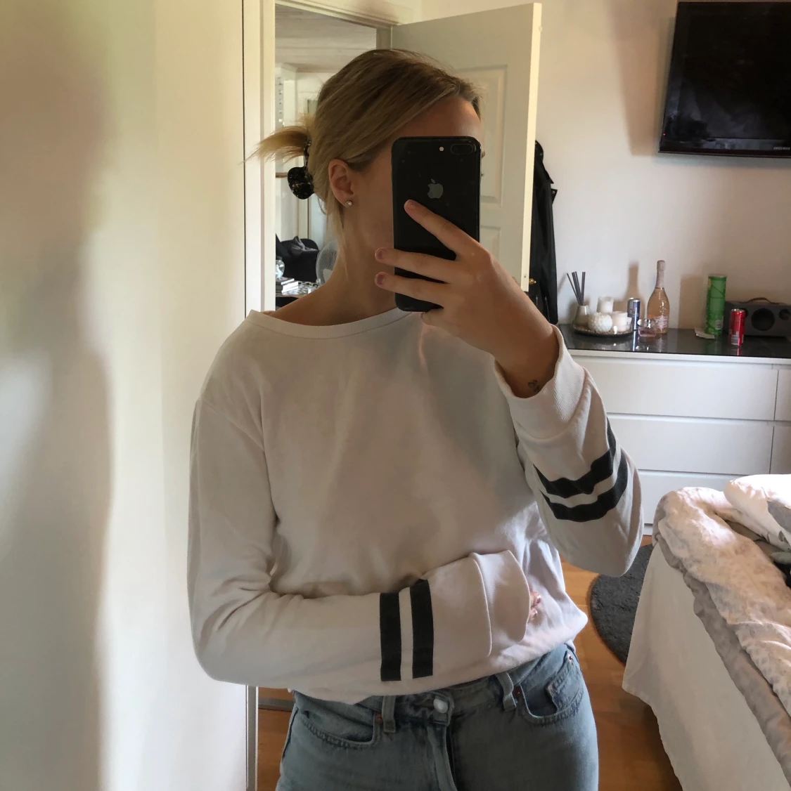 Vit sweatshirt med svarta stipes 