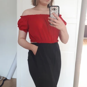 Röd off sholder kropptop, storlek S - Nästan oandvänd, har haft den i lite över ett år. Köpt på H&M
